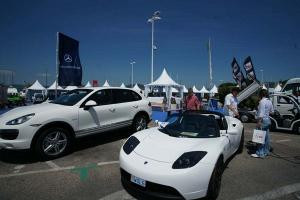 Dans les all�es du salon du v�hicule �lectrique de Saint-Tropez